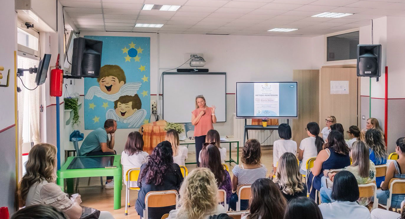 In questo Corso ti aiuterò ad interiorizzare il pensiero di Maria Montessori, affinché tu possa declinarlo nella pratica della tua realtà educativa come babysitter, educatrice oppure mamma. corso montessori per educatori genitori tate e babysitter