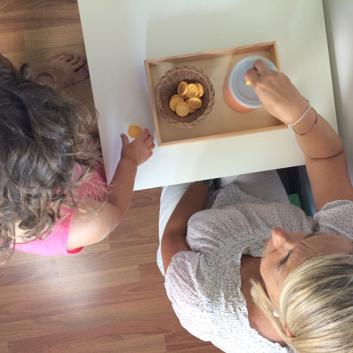 Questo Corso Montessori ti prepara a un nuovo modo di vivere il metodo Montessori: un nuovo modo di osservare il bambino, un punto di vista diverso che può partire solo da te. In questo percorso ti aiuterò ad interiorizzare il pensiero di Maria corso montessori per educatori genitori tate e babysitter