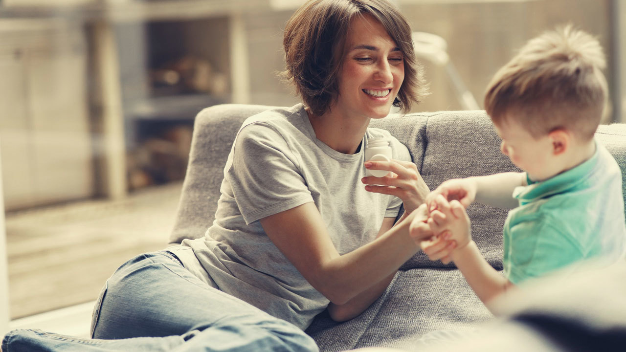 classificare pietre con le mani noiacasamontessori