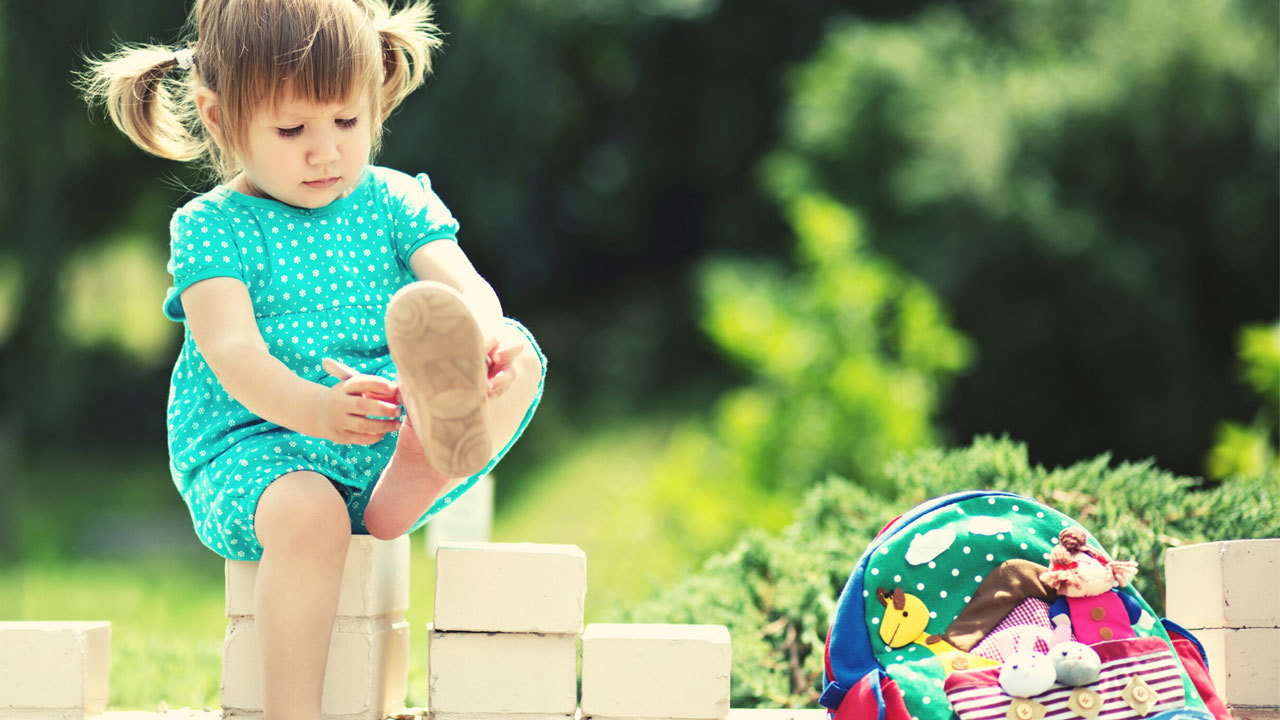 travaso d acqua con imbuto e spugnetta noiacasamontessori